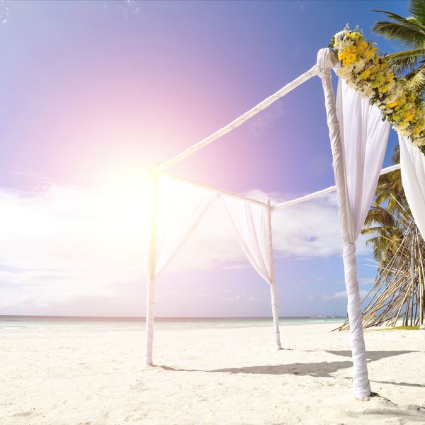 海滩上的婚礼帐篷