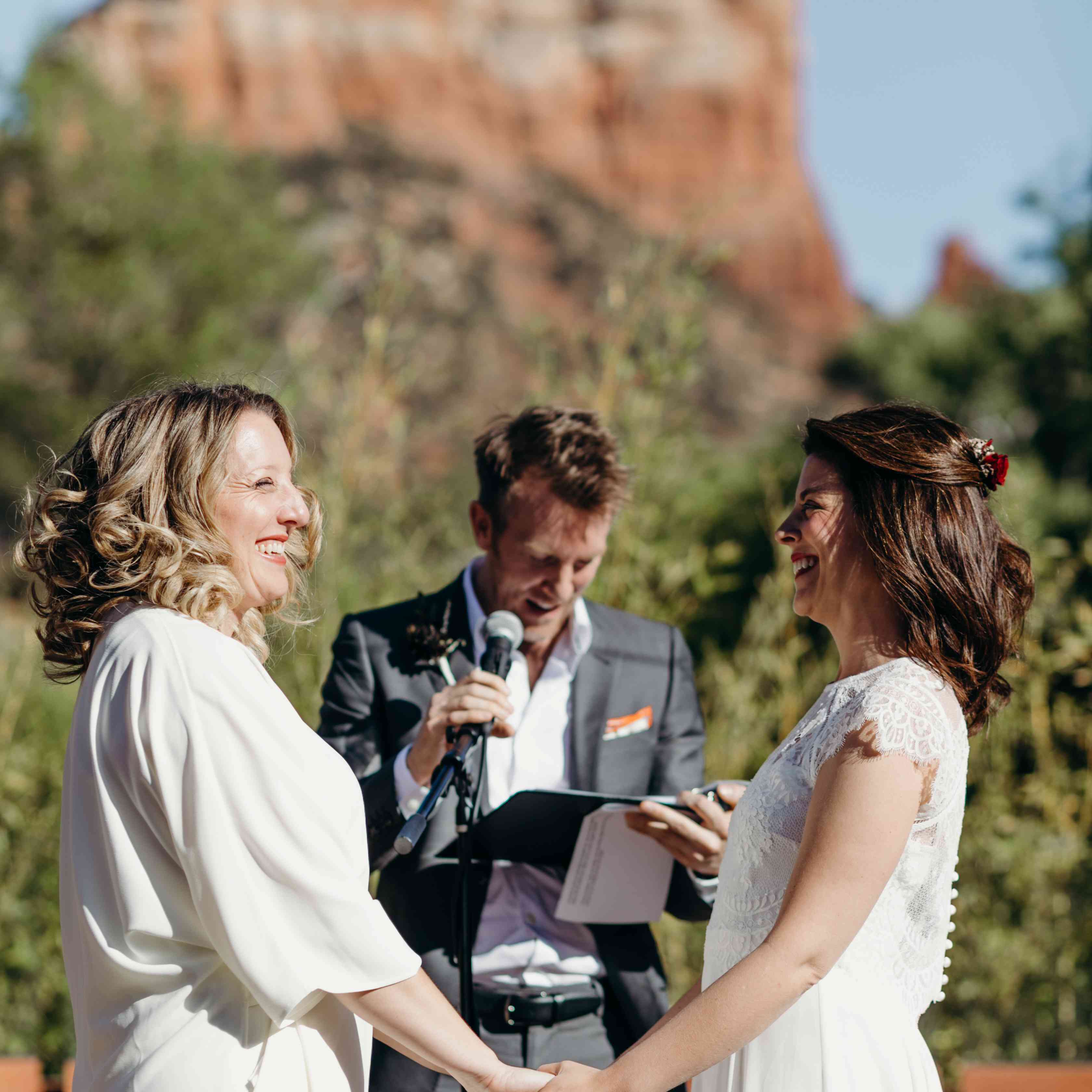 新娘在祭坛上的女同性恋婚礼