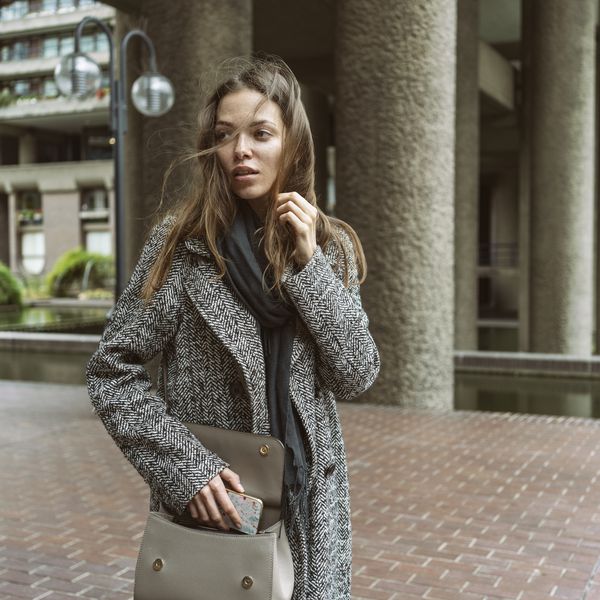 一个担心她和她的伴侣漂流的女人。