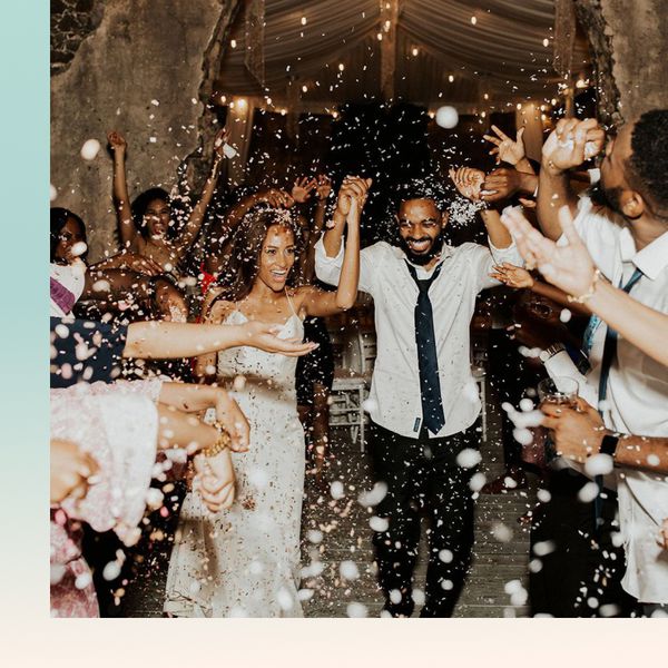 新娘和新郎离开婚礼