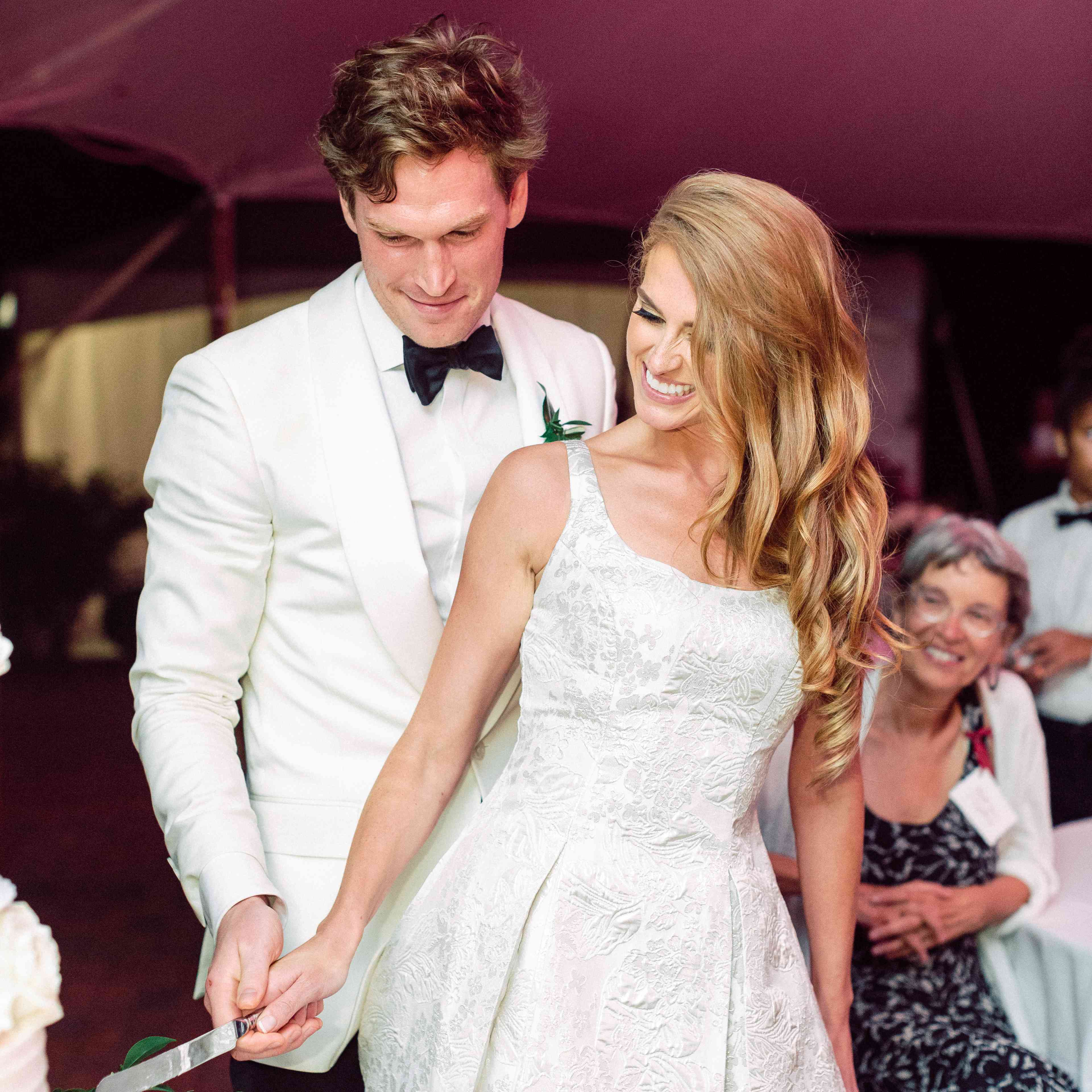 <p新娘新郎切蛋糕</p><br><br>