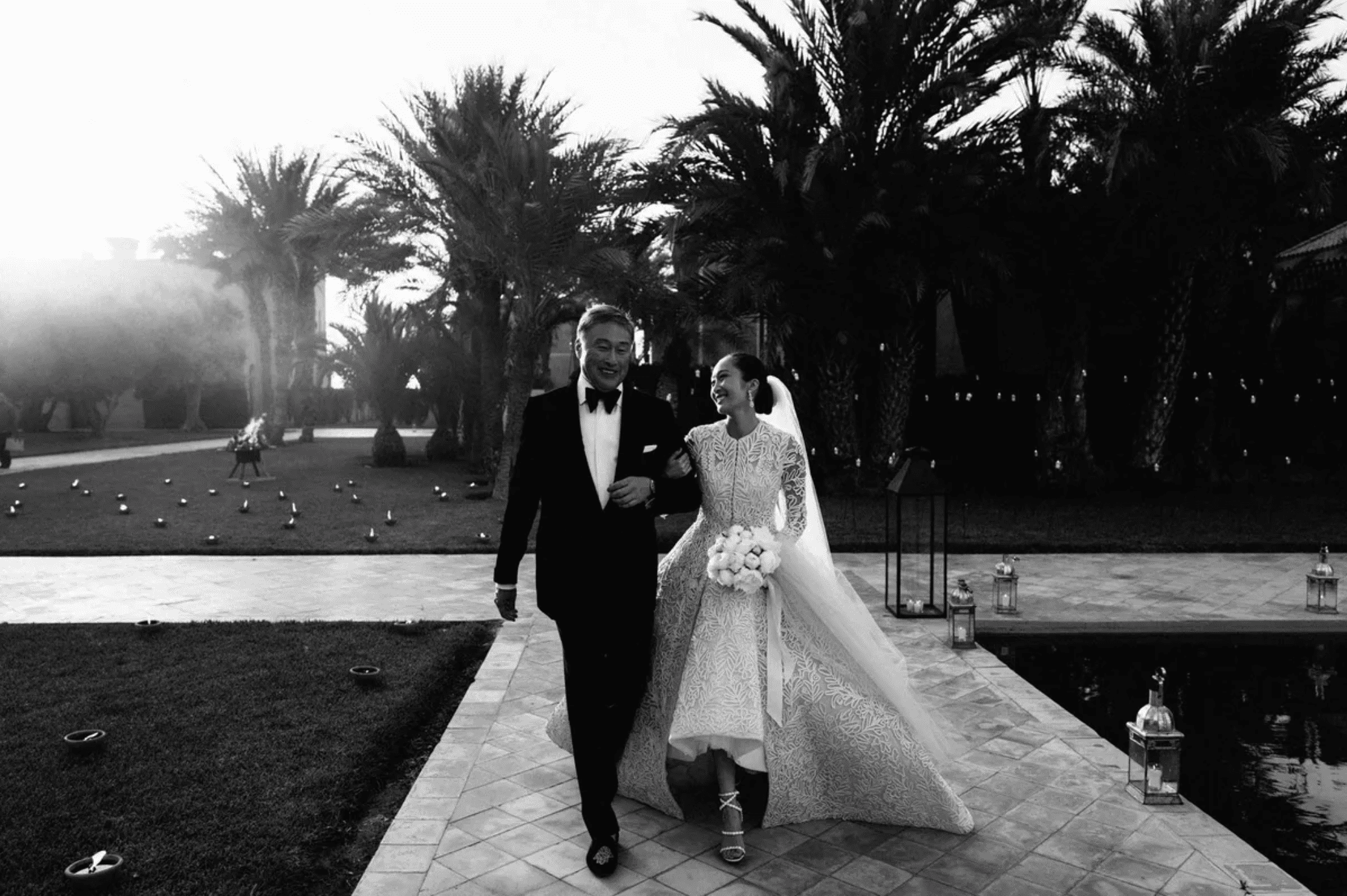 父亲牵着女儿走过红毯