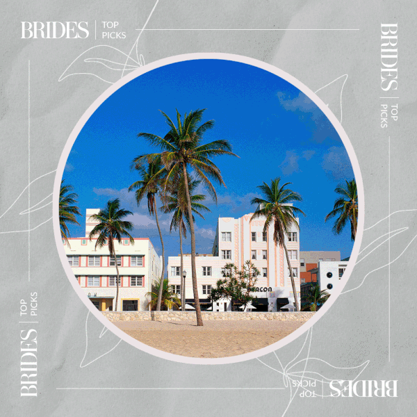 照片合成的海滩酒店与棕榈树，一对年轻夫妇手牵手，和一对老夫妇沿着游泳池甲板散步。