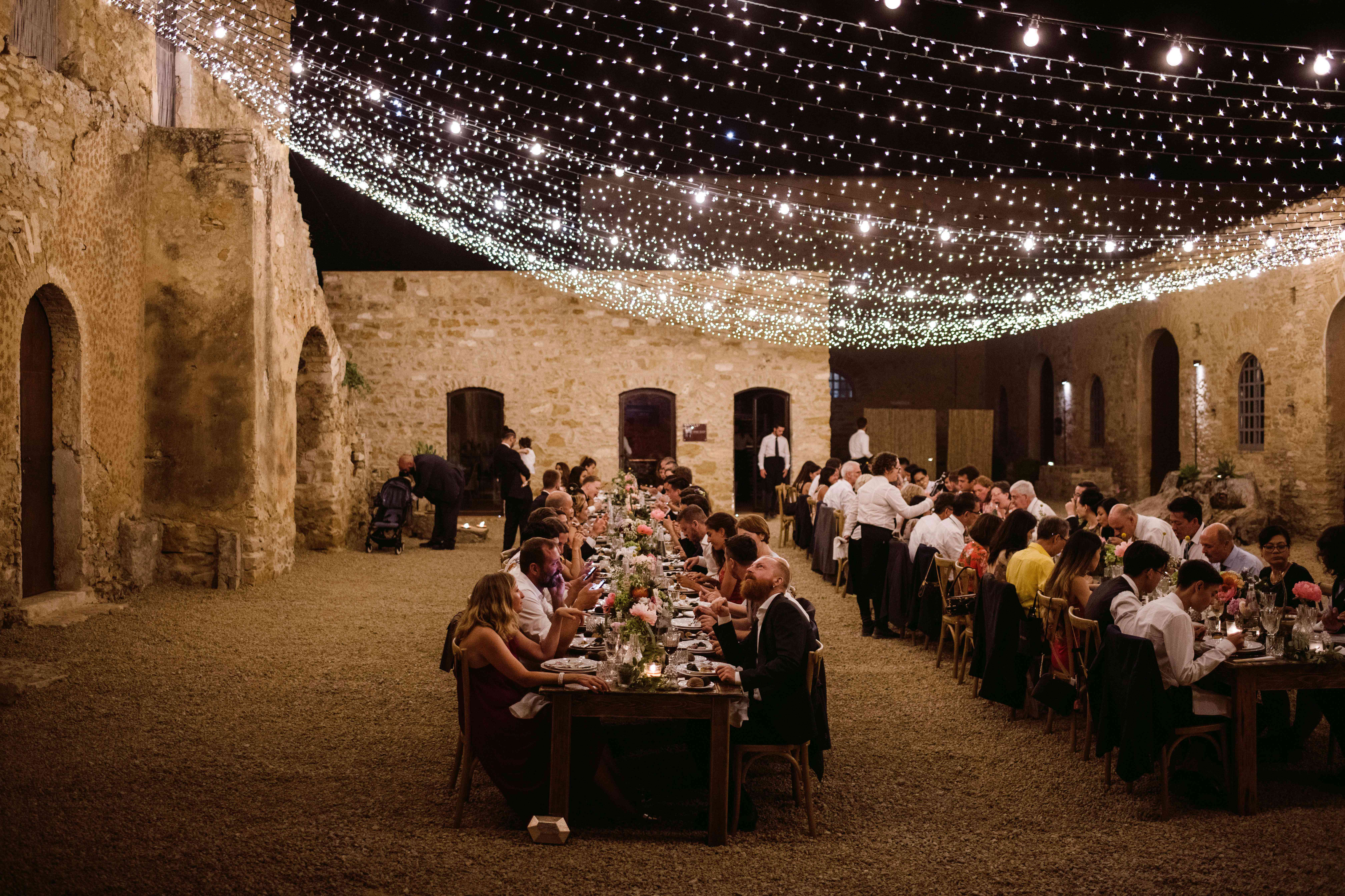 在各种尺寸的串灯顶棚下的室外接待