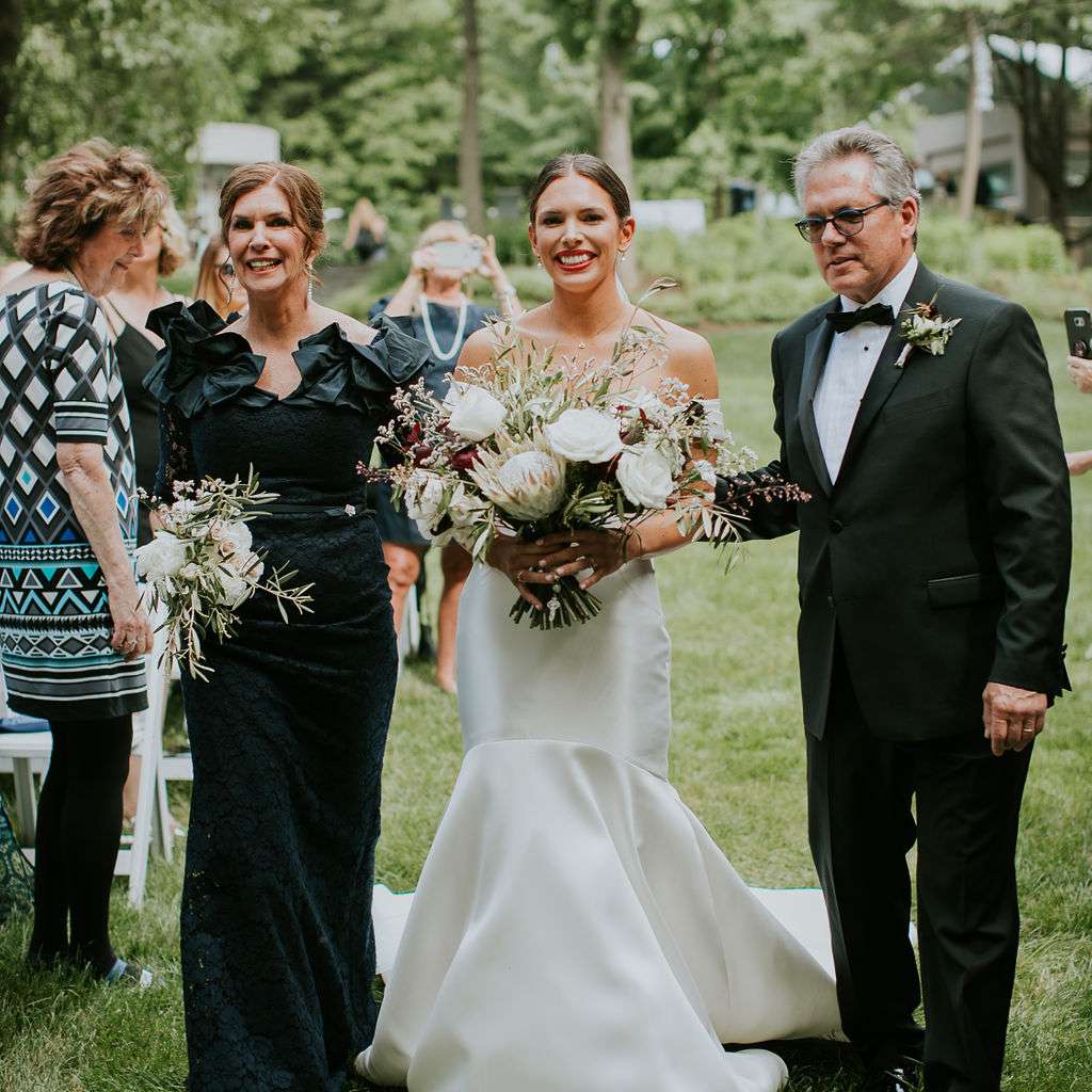 米根在父母的陪伴下走上了过道