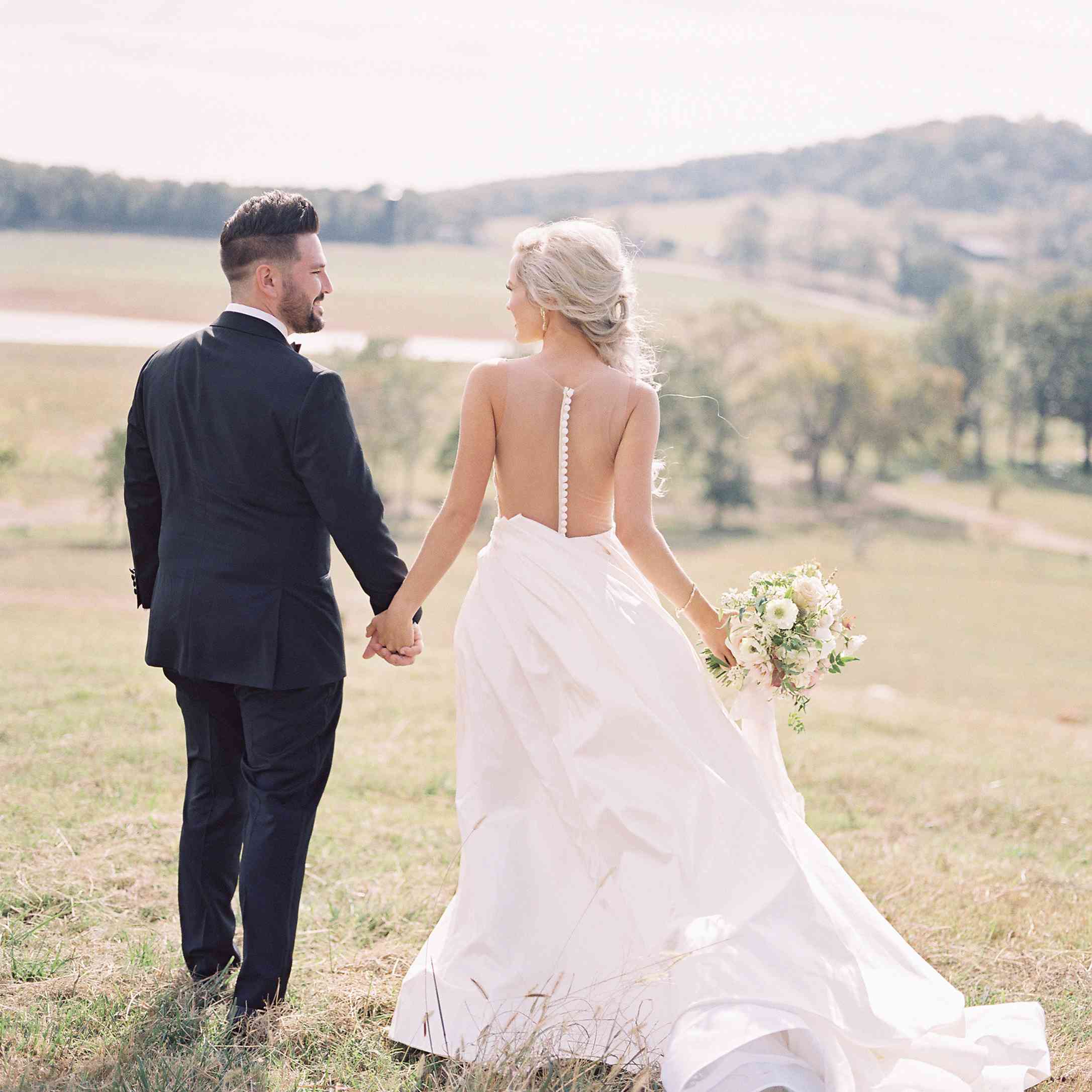 <p>新娘和新郎从背后拍摄</p><br><br>