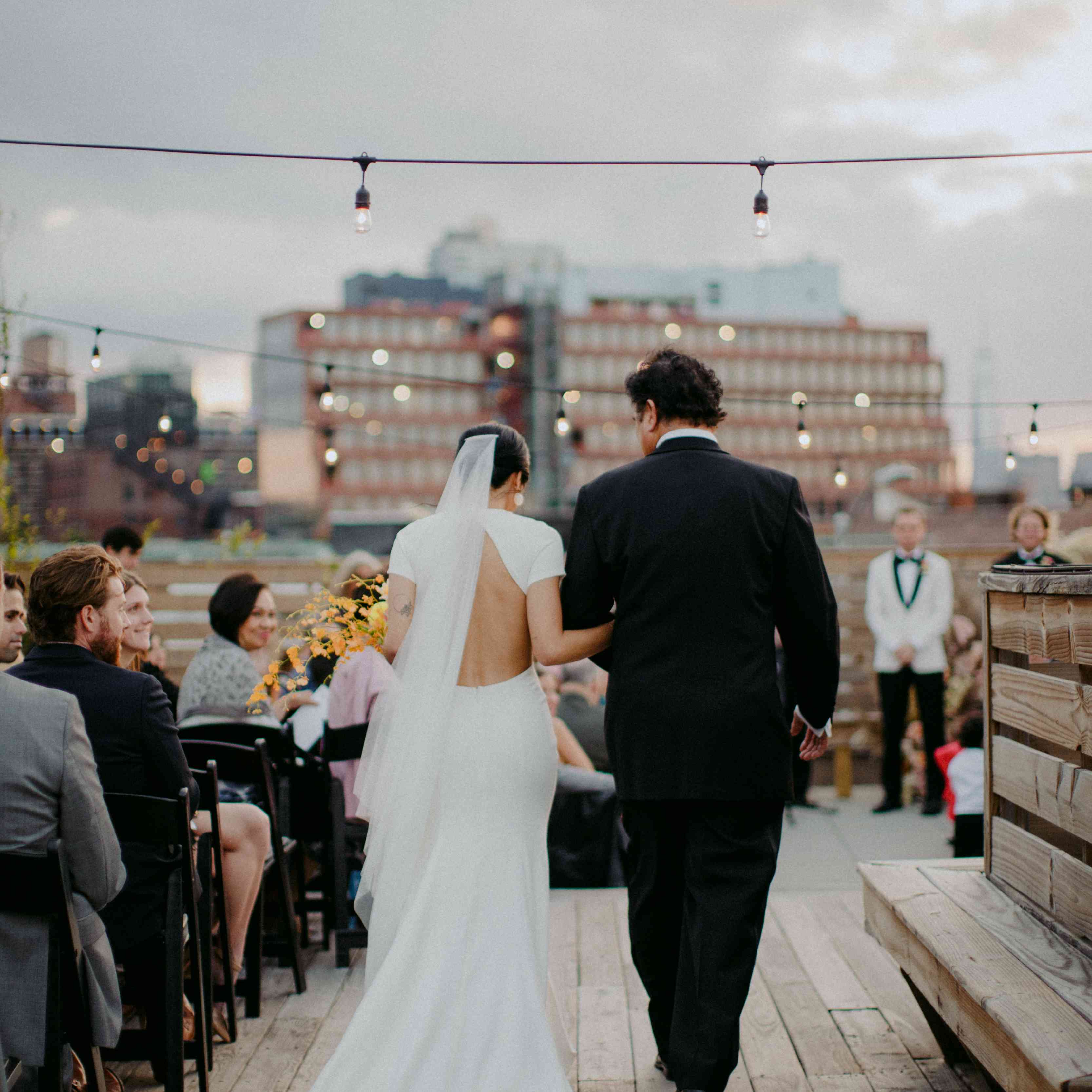 <p新娘走过过道<p <br