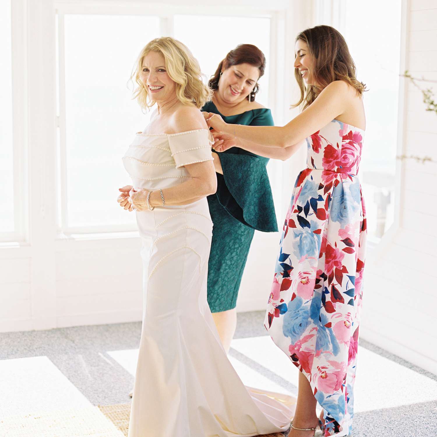 亲密的加州婚礼，家庭点燃新娘礼服