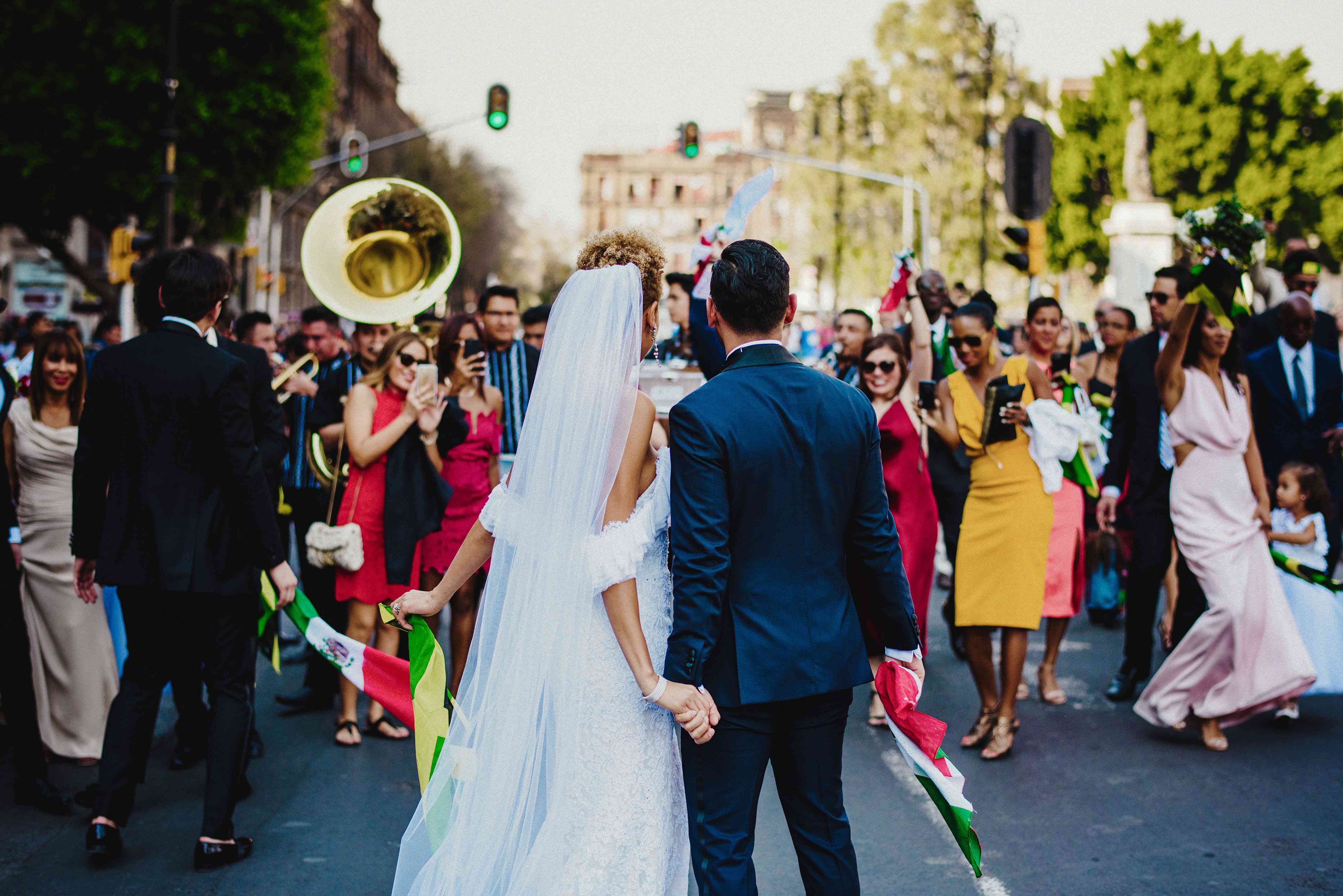 新娘和新郎在婚礼游行