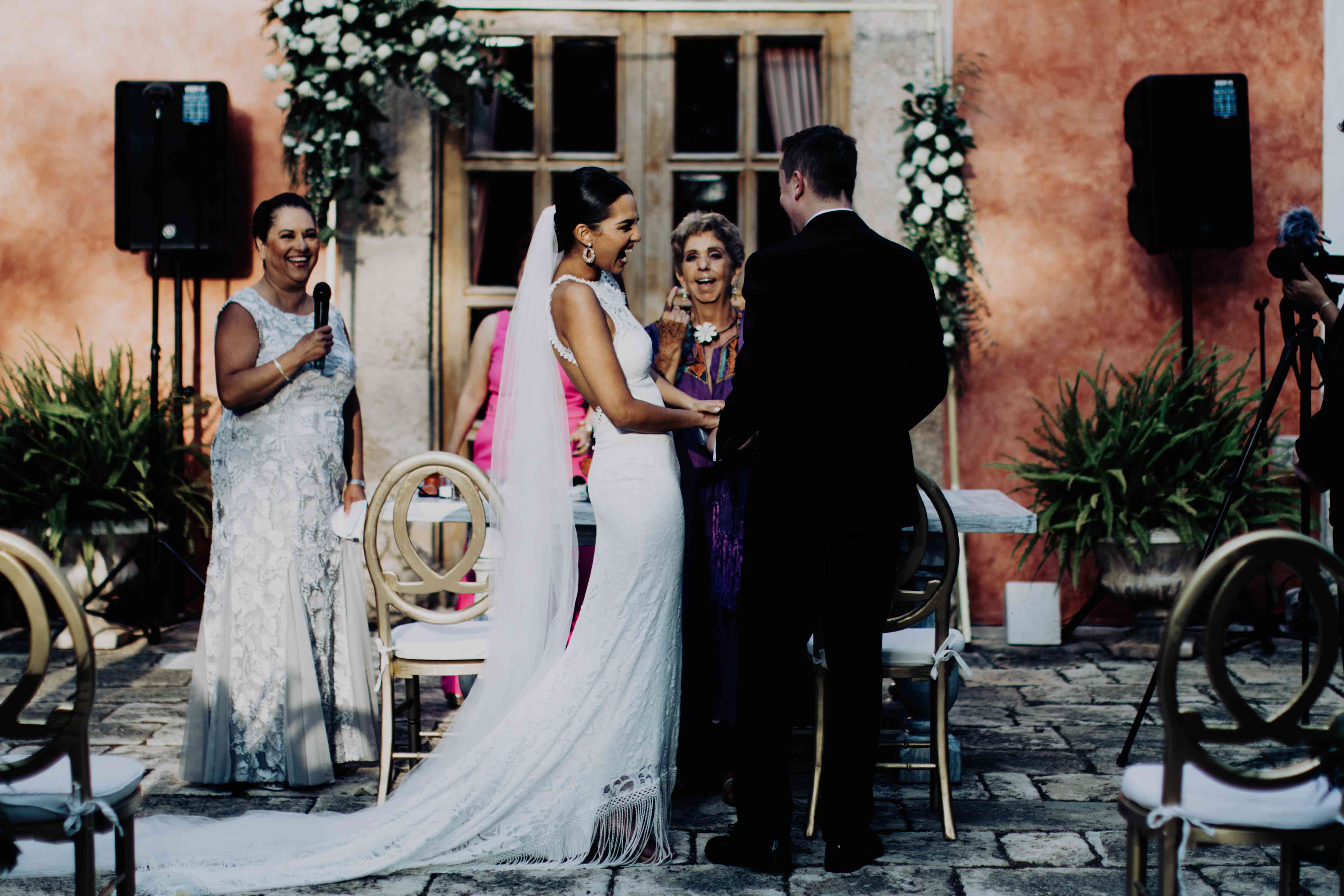 新娘和新郎在仪式上