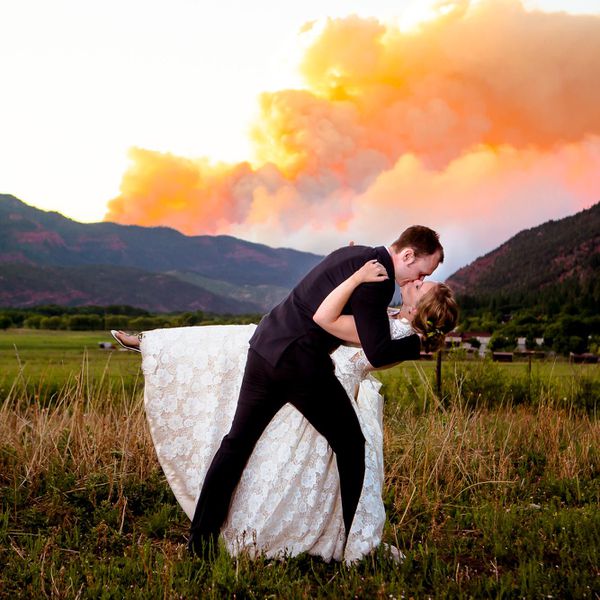 情侣在日落接吻