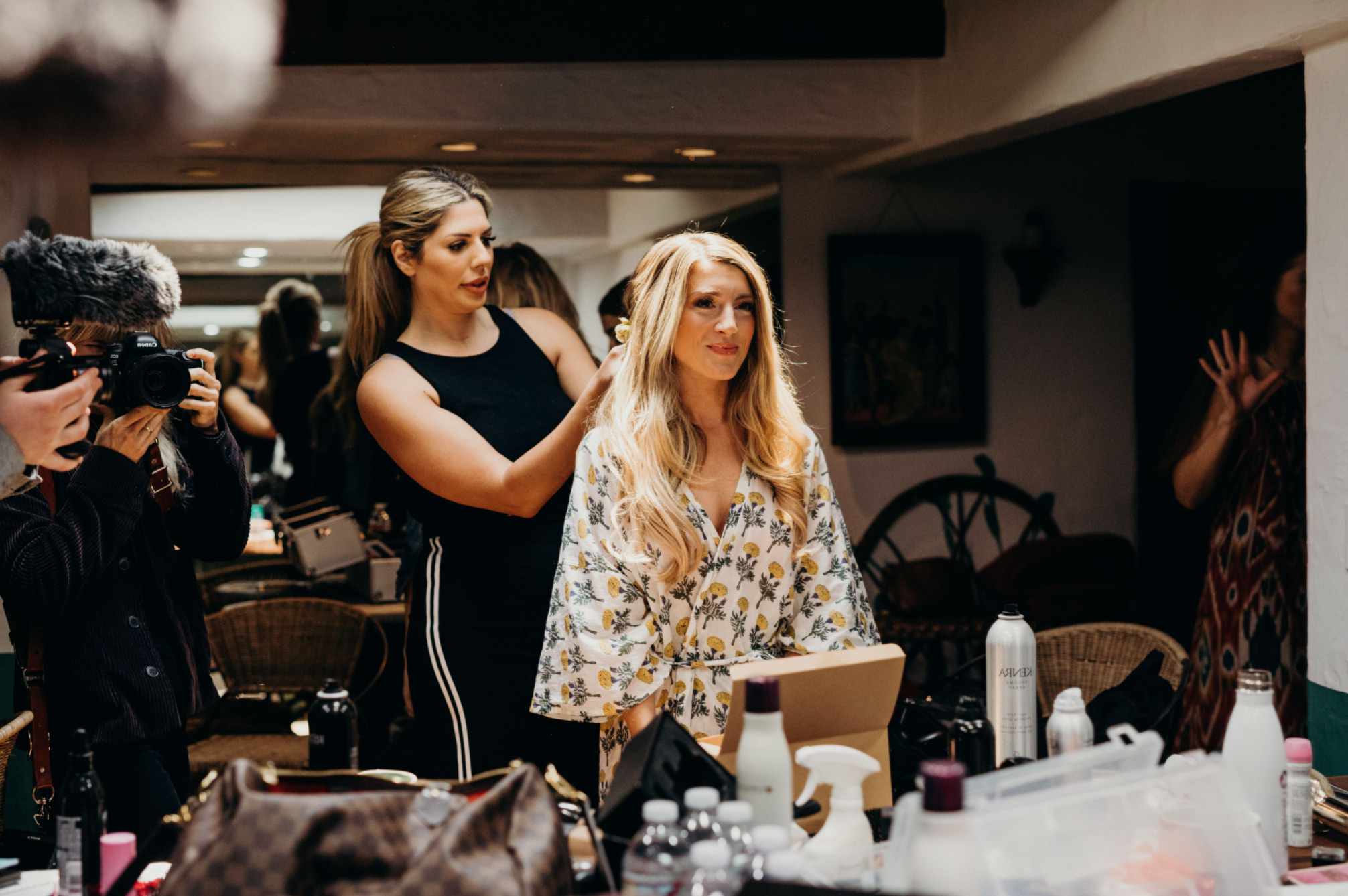 新娘在做头发和拍照的时候看着镜子