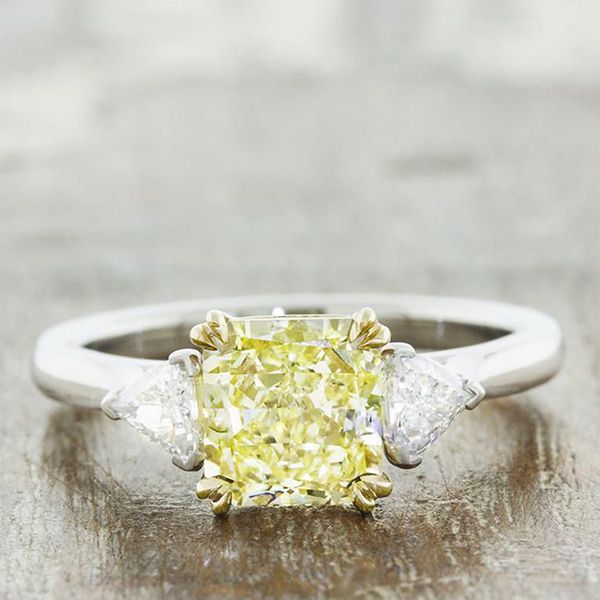 广场的黄色钻石戒指