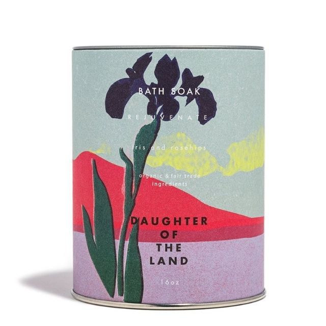 帽美丽的女儿土地虹膜和玫瑰果浸泡”class=