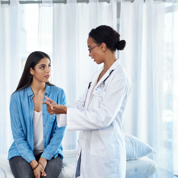 妇科医生和病人谈话