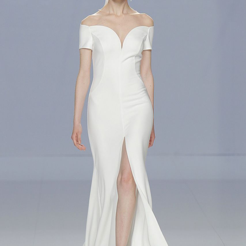 露肩罗莎克拉拉婚纱