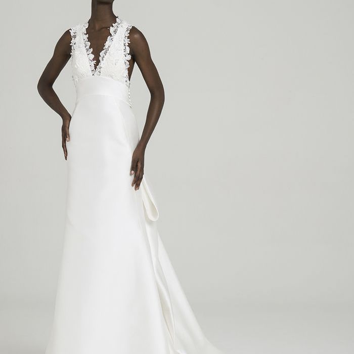 模特在v领礼服花边细节