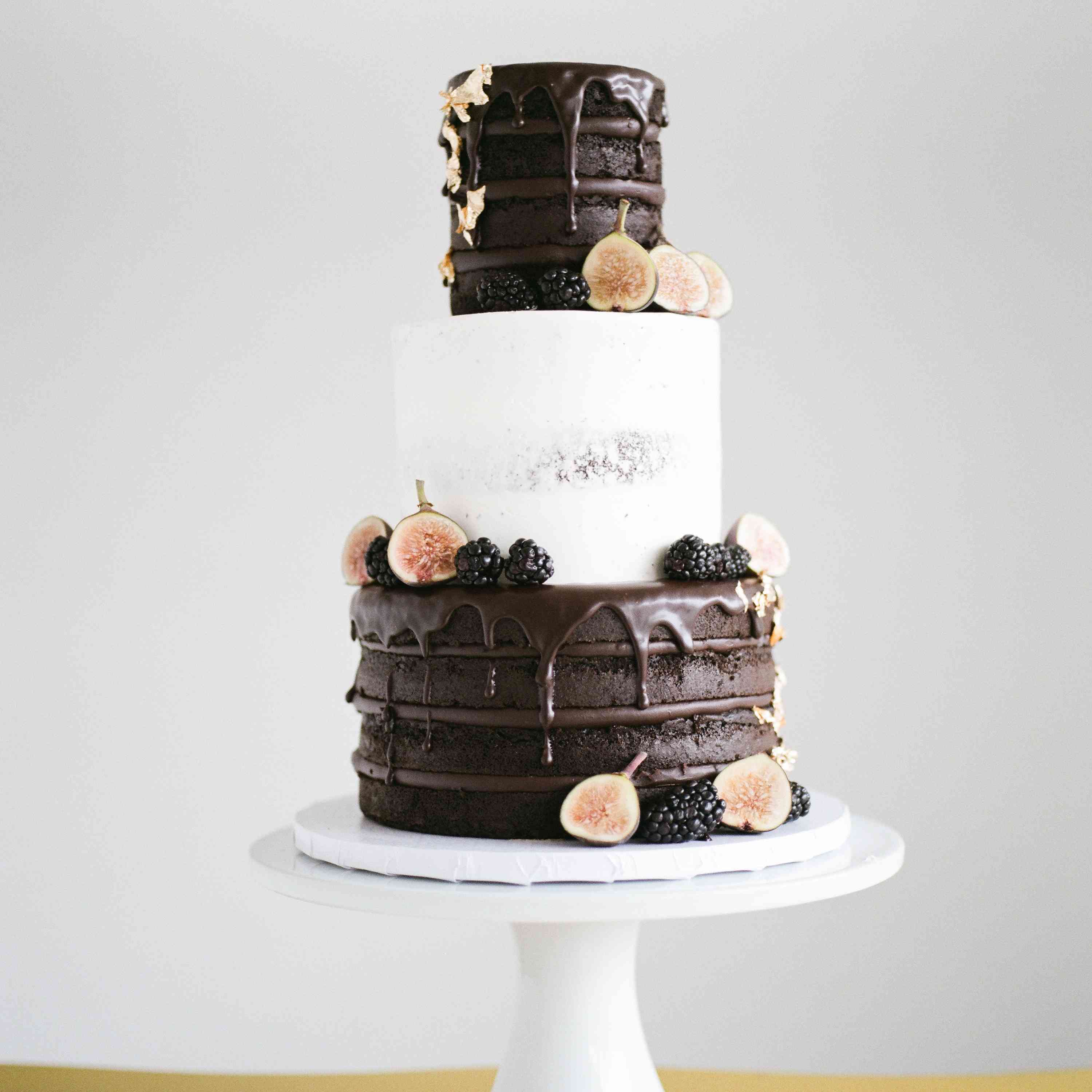 巧克力和香草婚礼蛋糕