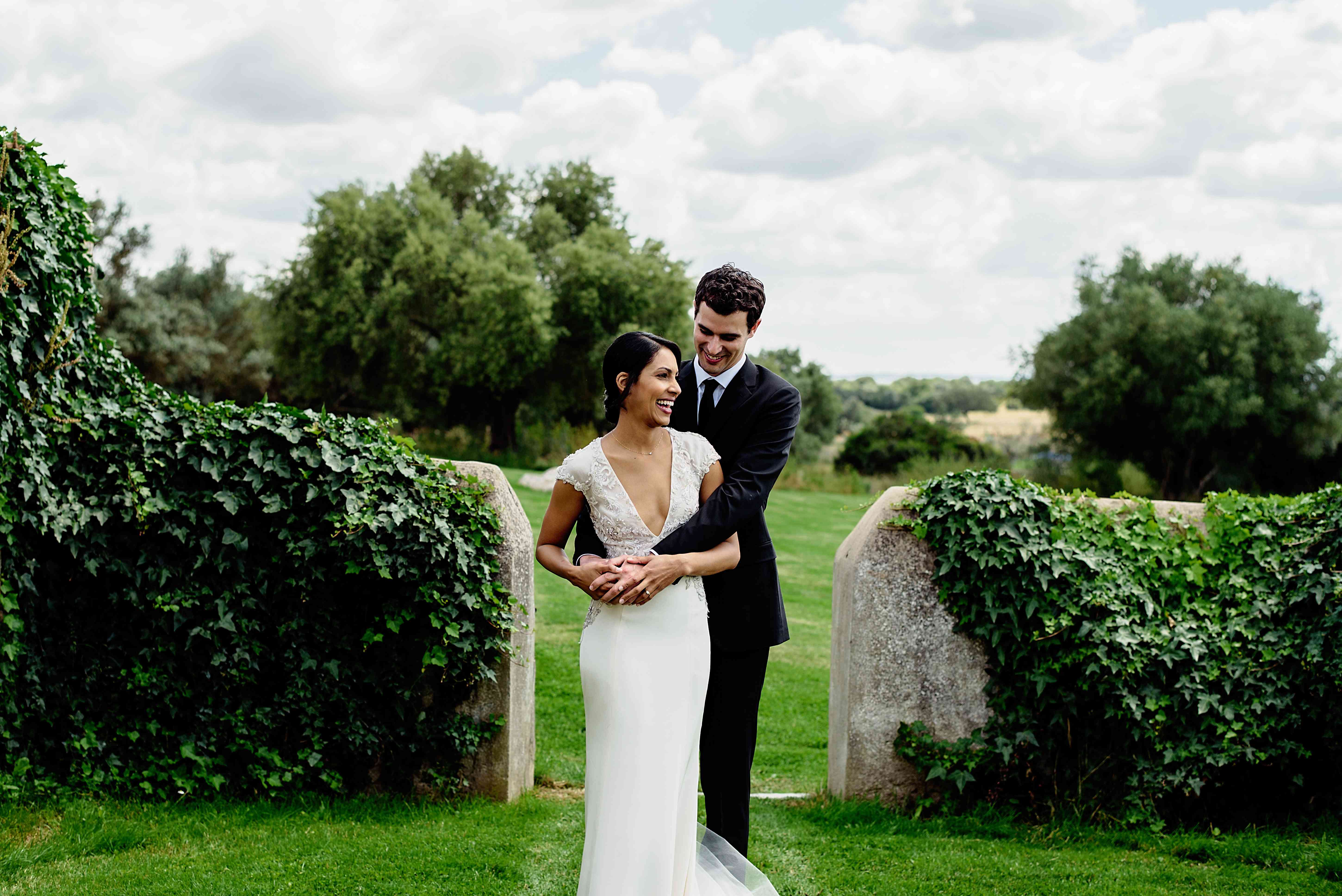 <p新郎新娘拥抱</p <br