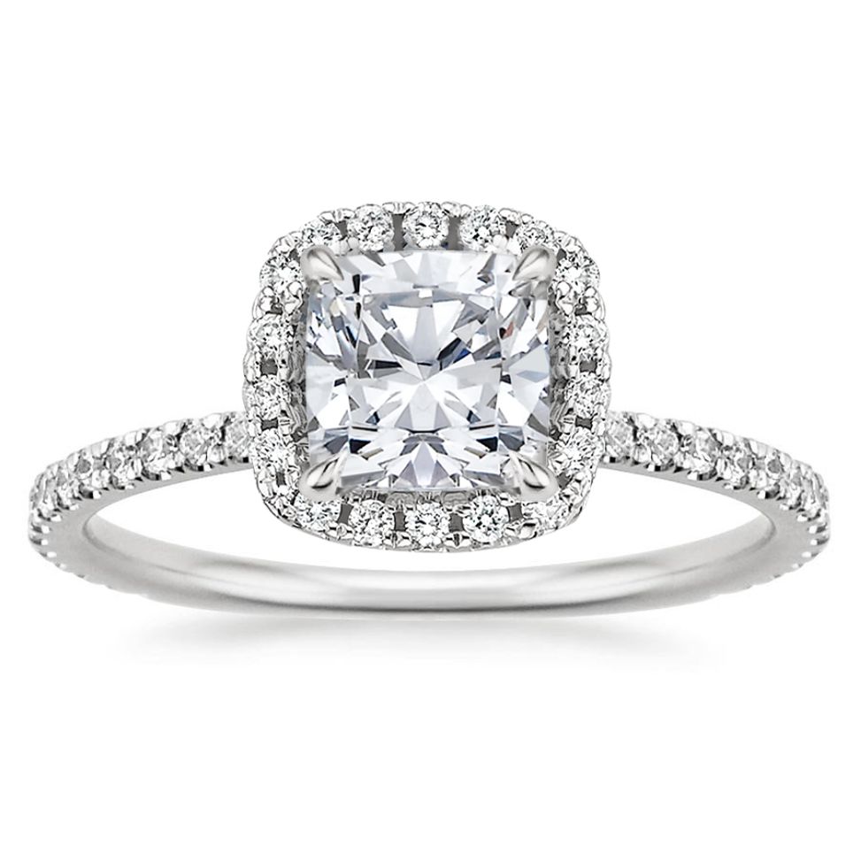 白色背景上的钻石光环订婚戒ld乐动官网指