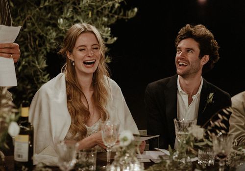 新娘和新郎笑听祝酒婚礼