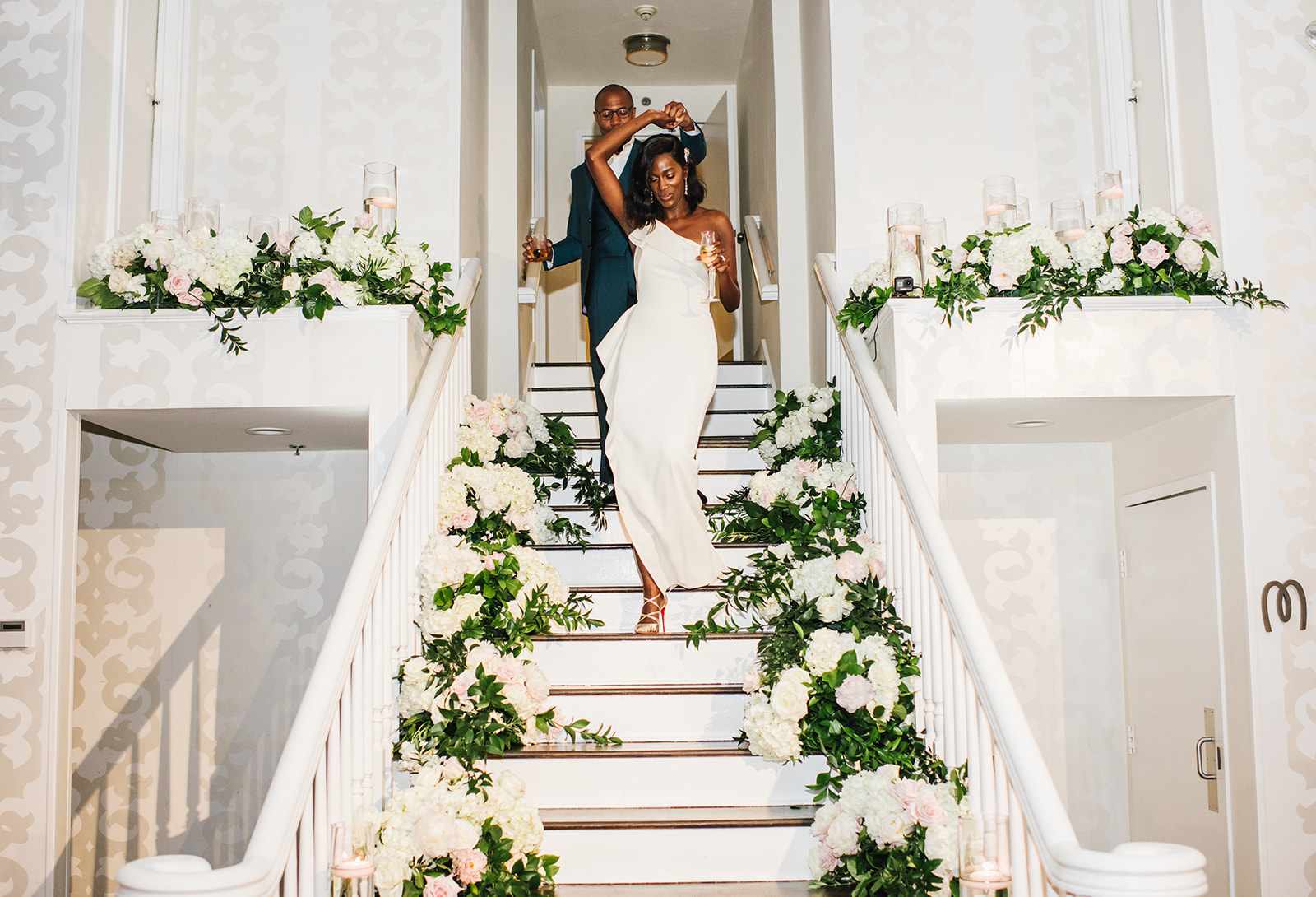 进入招待会的夫妇“class=