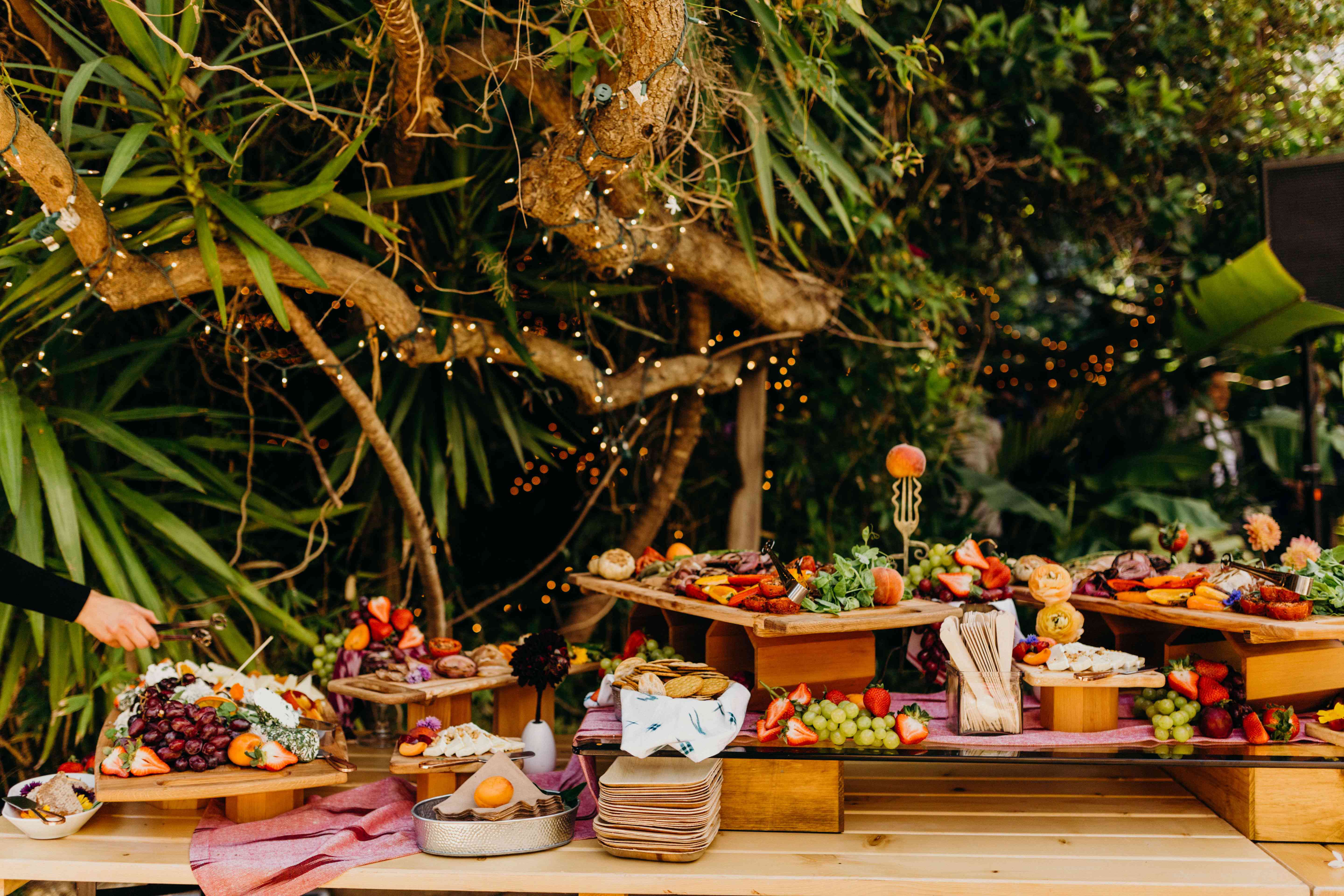 放牧桌子用明亮的水果