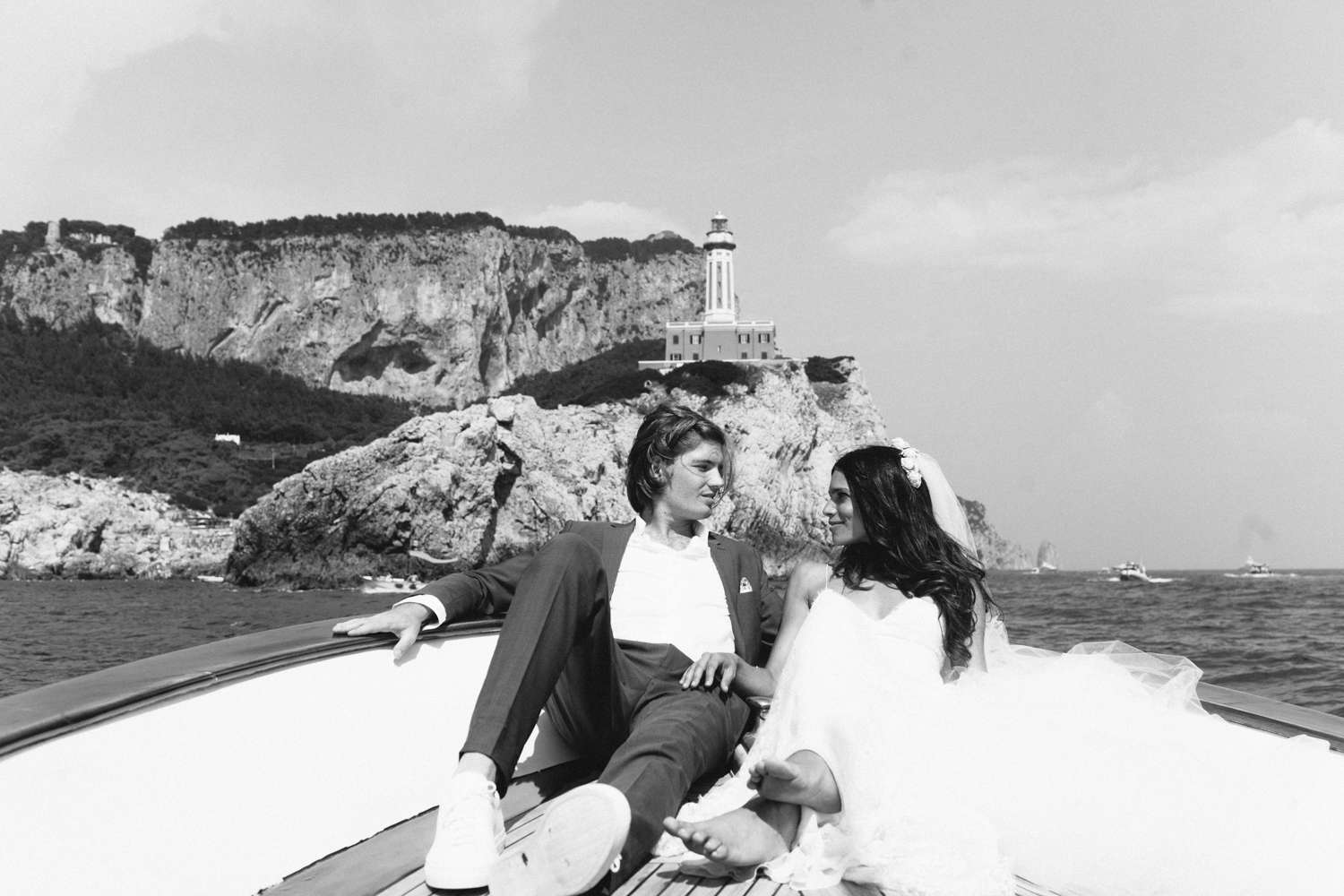 新娘和新郎在船