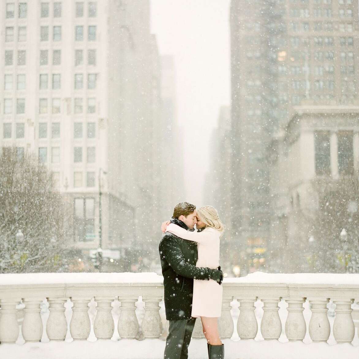 在雪地情侣拥抱