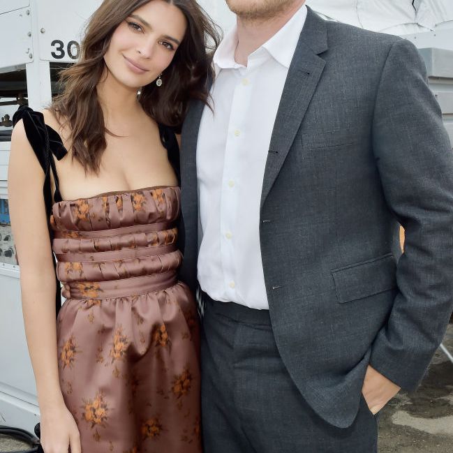 CTOR-Model emily Ratajkowski（L）和演员Sebastian Bear-McClard用云线前沿的云线鸡尾酒庆祝威士忌