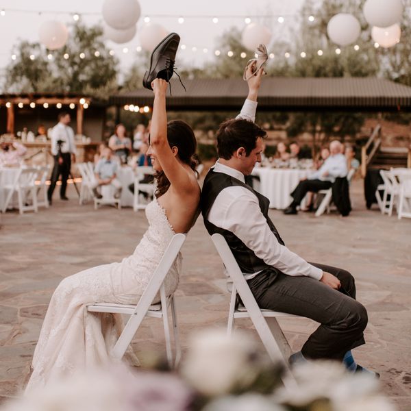 新娘和新郎在玩婚礼鞋游戏