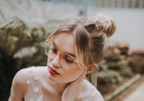 有头发的新娘在小圆面包佩带的玻璃