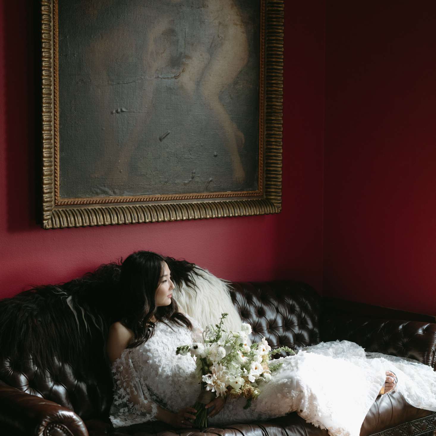 新娘懒人在皮革沙发上