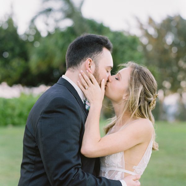 热带的毛伊岛的婚礼，新娘和新郎接吻