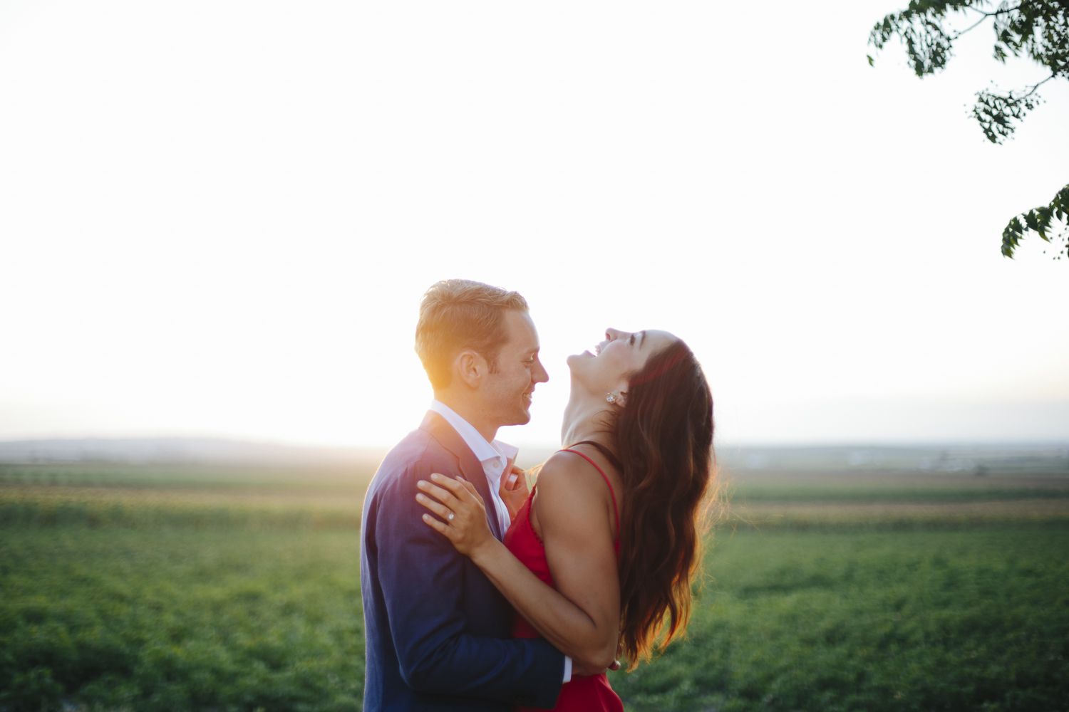 新郎和新娘在笑