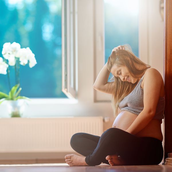 微笑在腹部的妇女