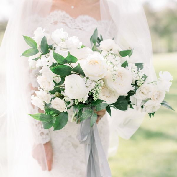 新娘手持白色的婚礼花束