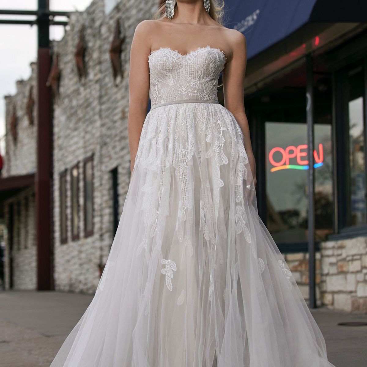 模特在无肩带蕾丝情人舞会礼服