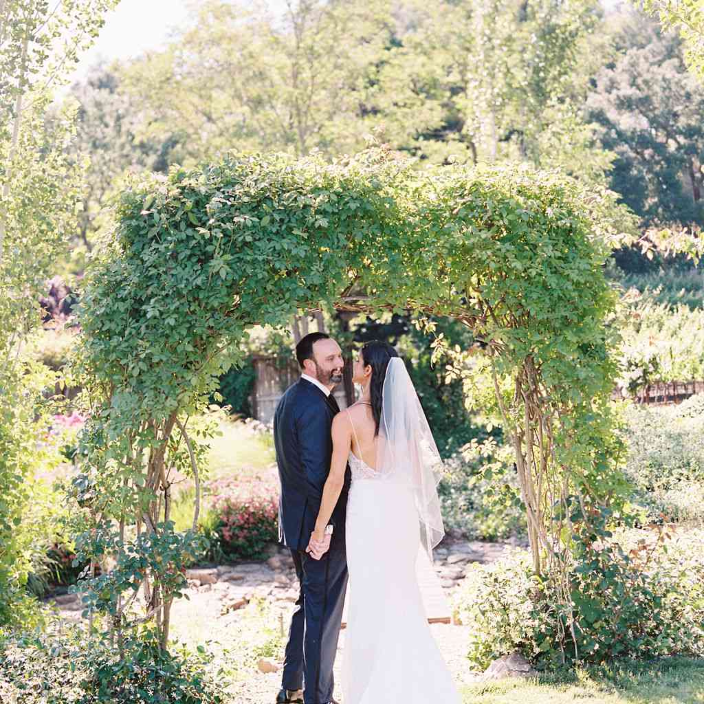 在绿化拱新婚夫妇