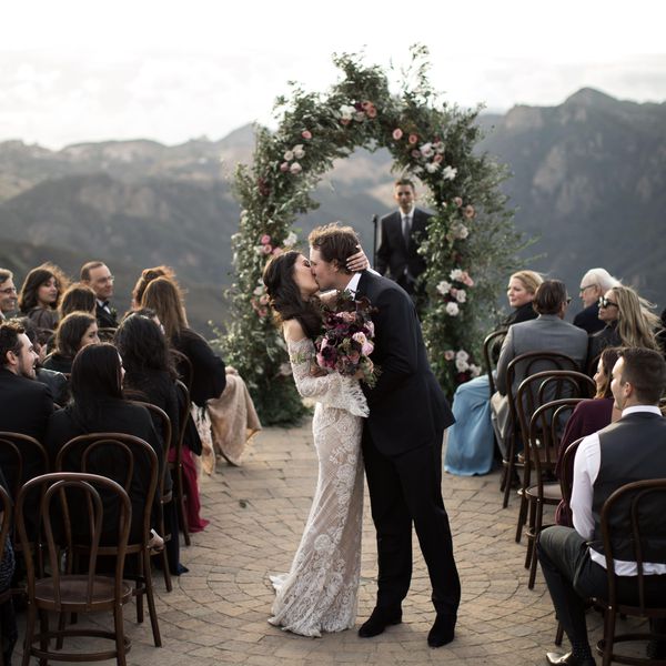 新郎新娘在婚礼上接吻