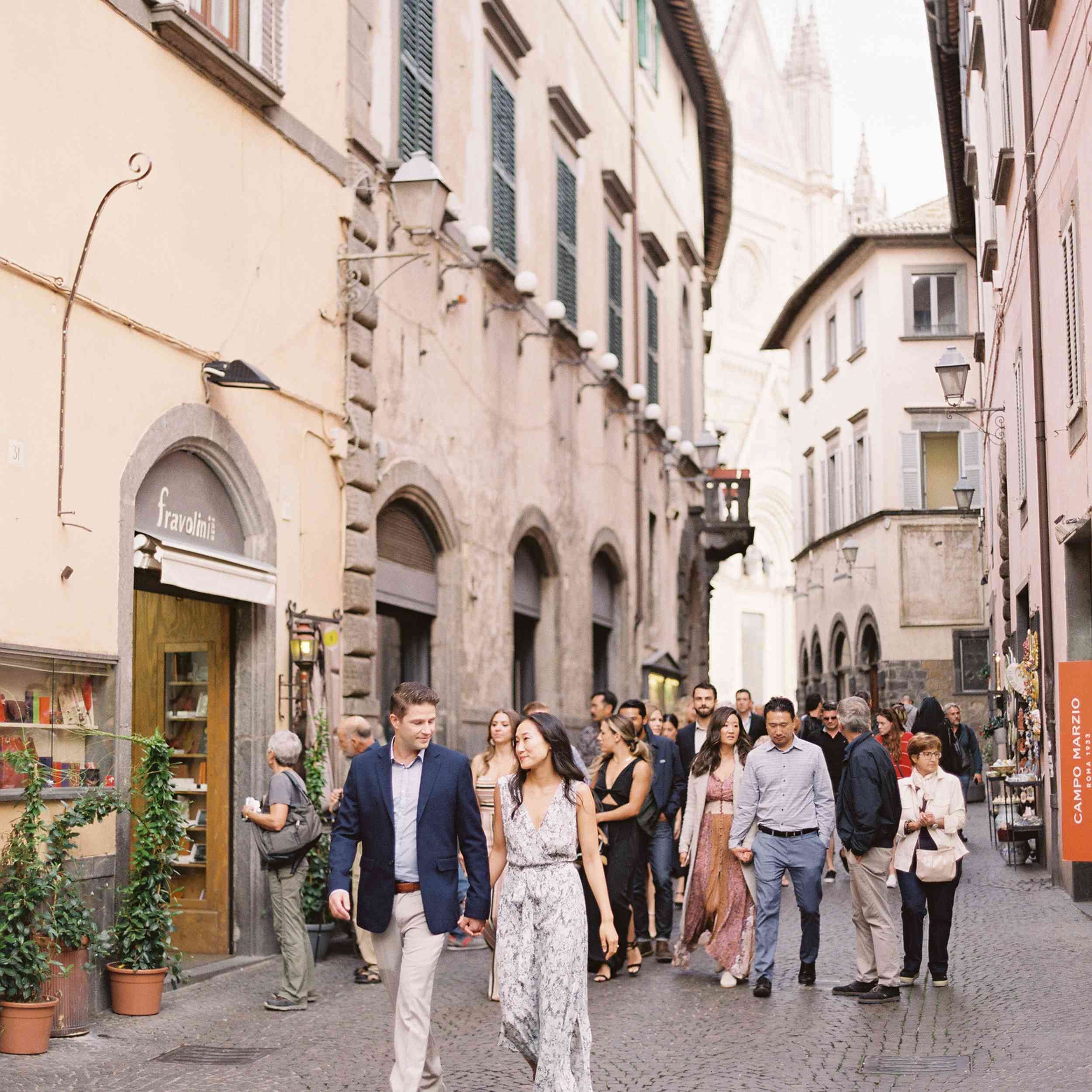 经典的la badia意大利婚礼，新娘和新郎手牵着手