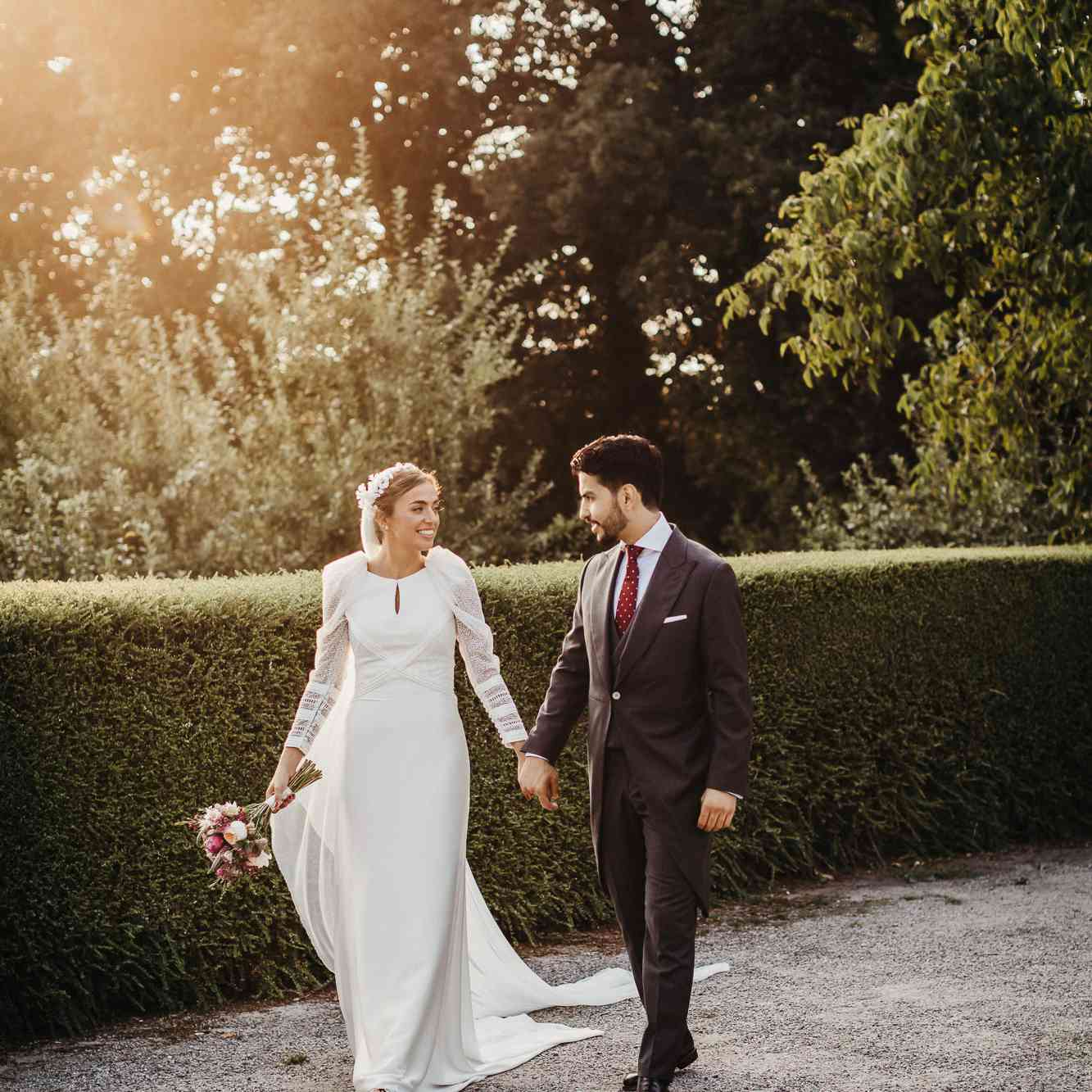 新娘和新郎步行