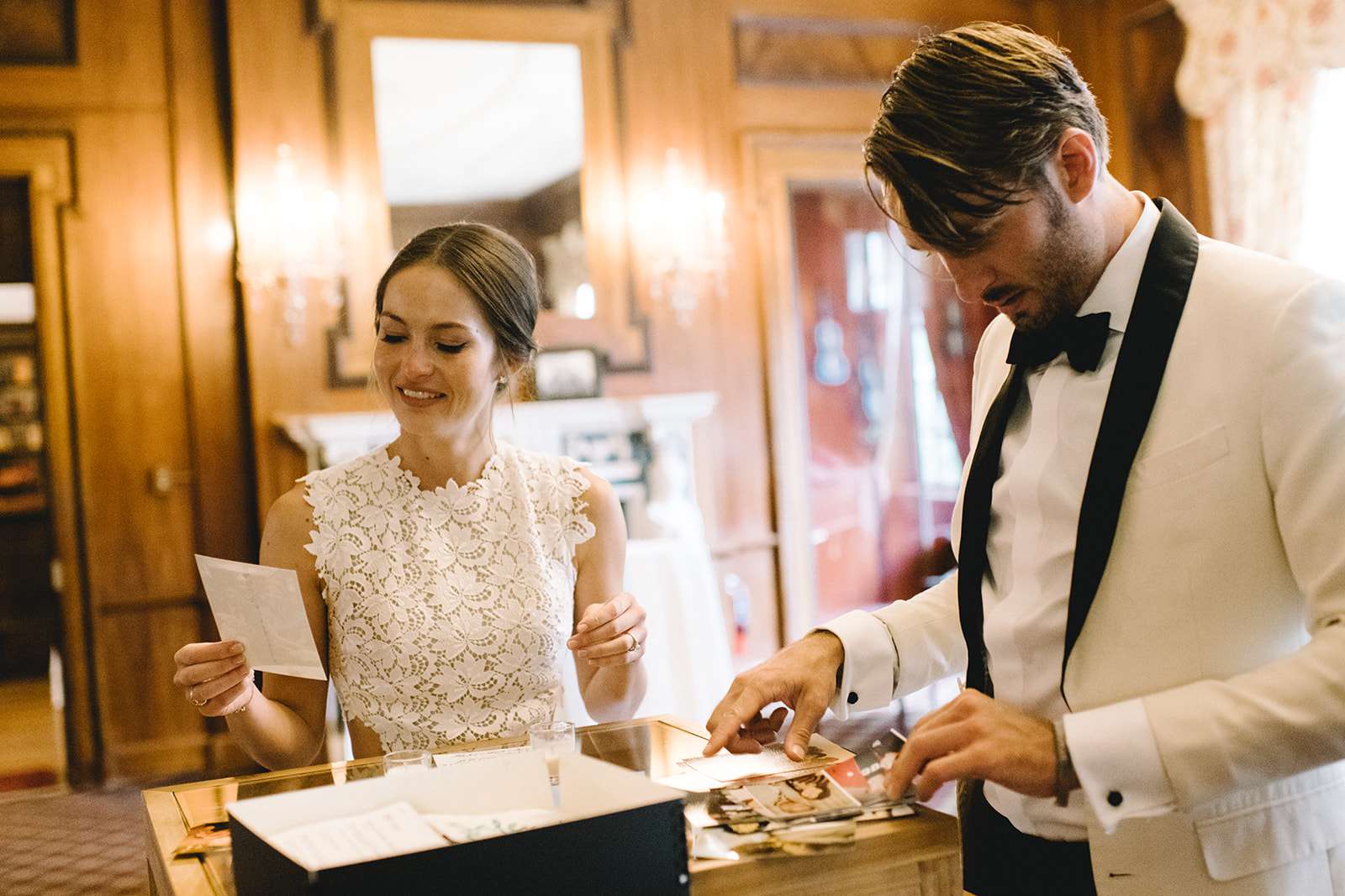 新娘和新郎在看照片