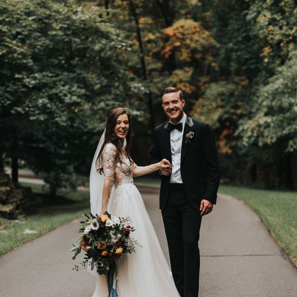 个性化的密歇根婚礼，新娘和新郎手牵着手