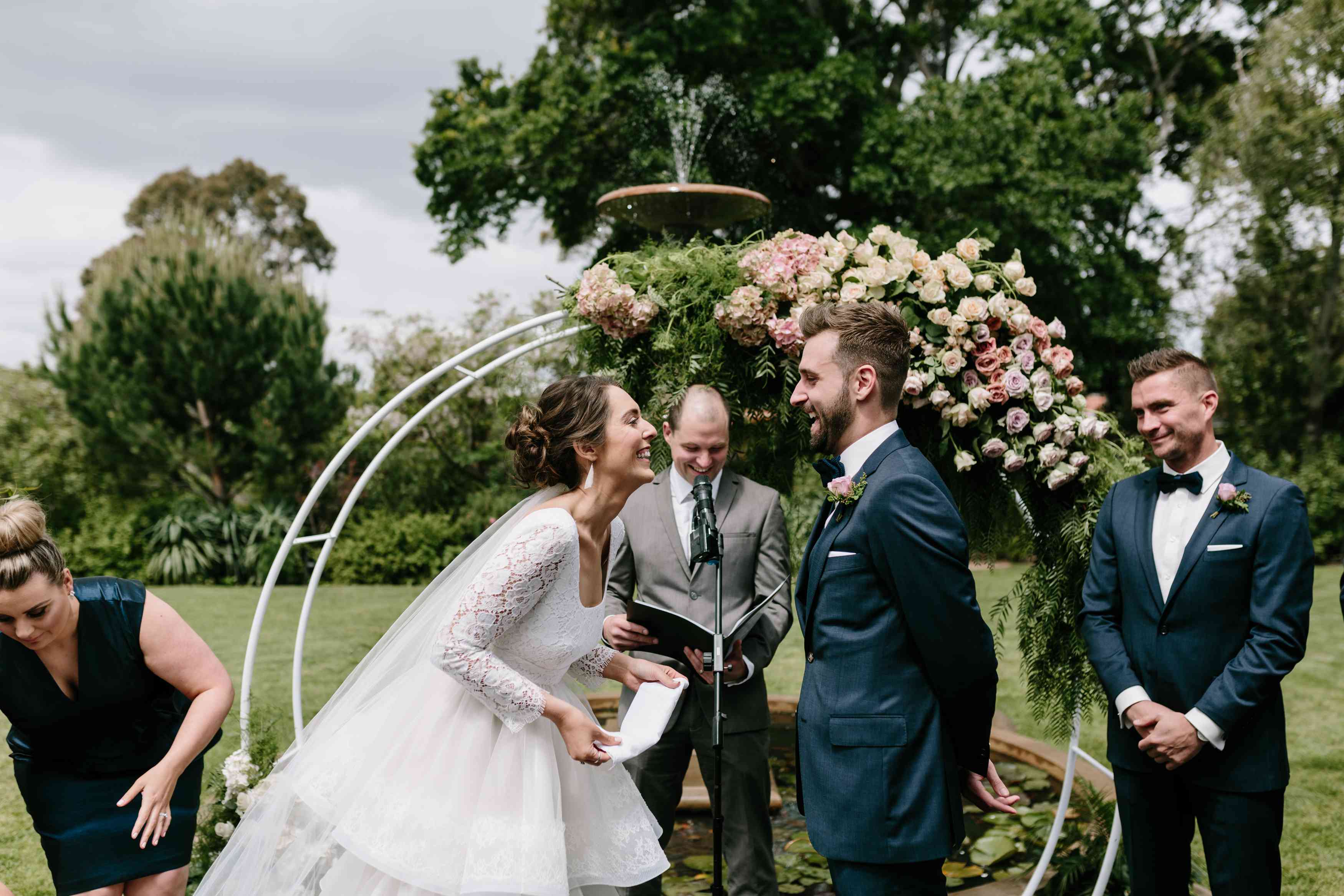 新娘和新郎在户外婚礼上交换有趣的誓言