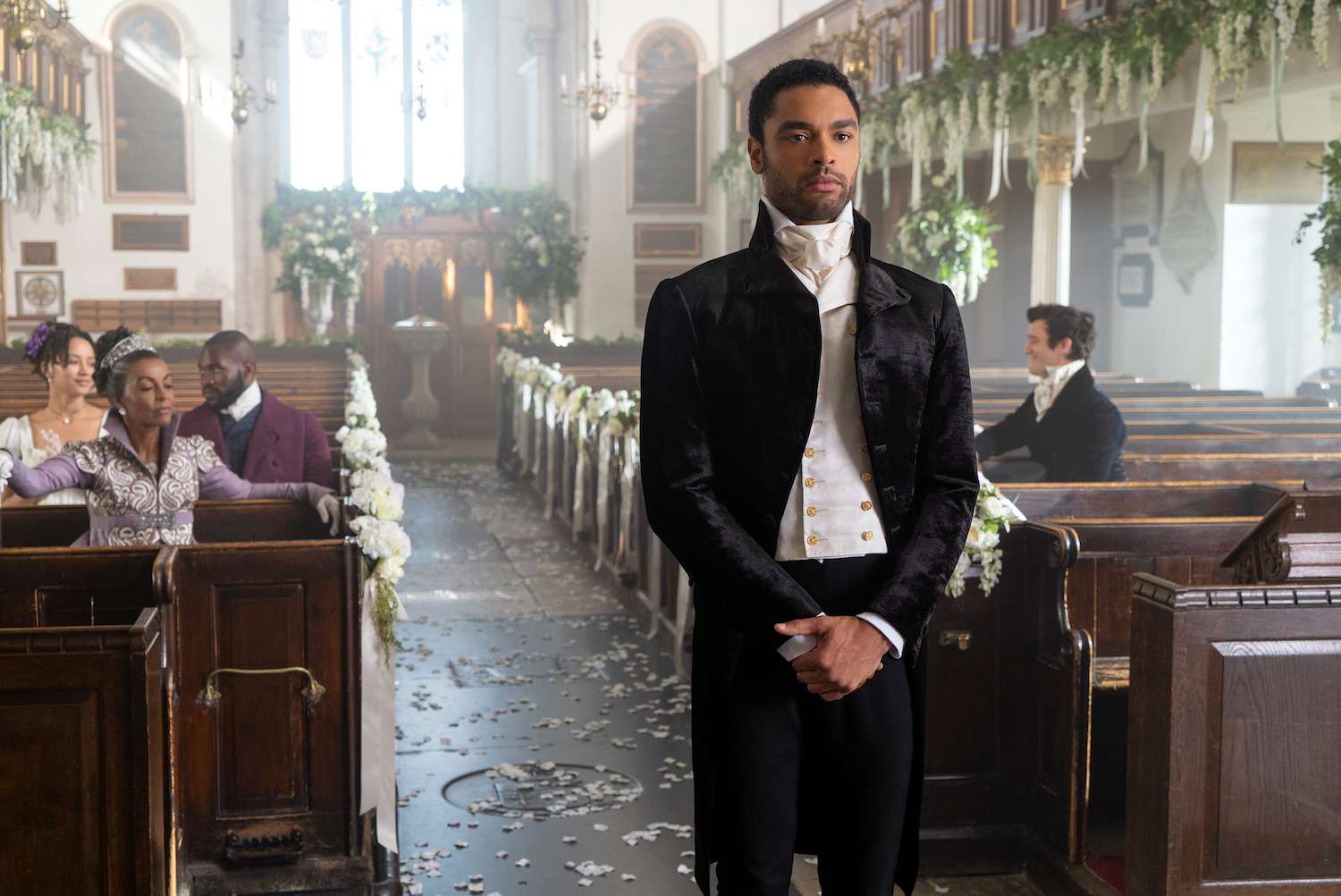 西蒙等待着他的新娘在一个装饰的教堂里。