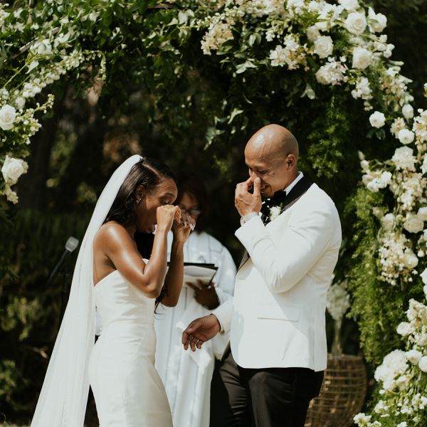 新娘和新郎在祭坛哭泣