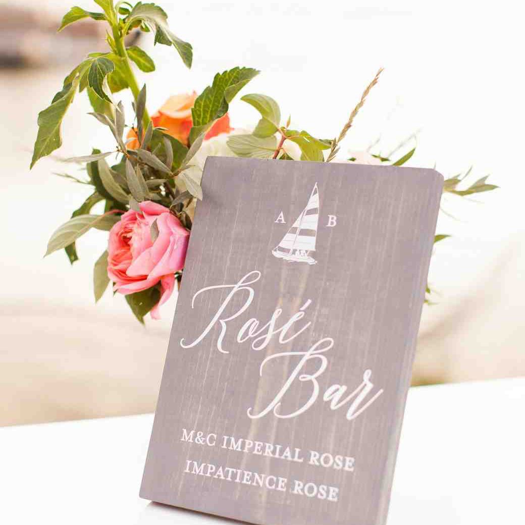 一个标志，上面写着“玫瑰酒吧”