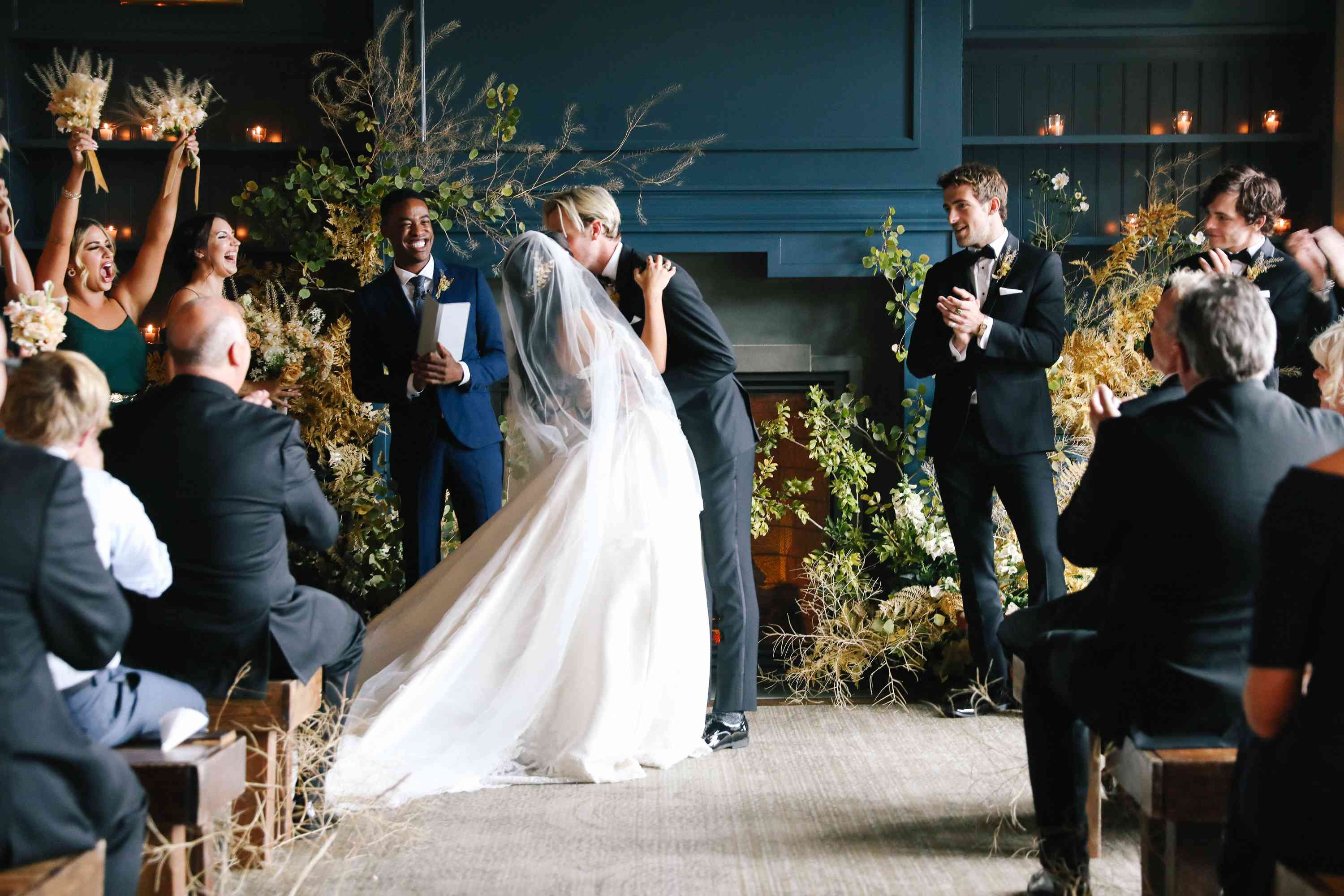 萨凡纳和riker婚礼，初吻“class=