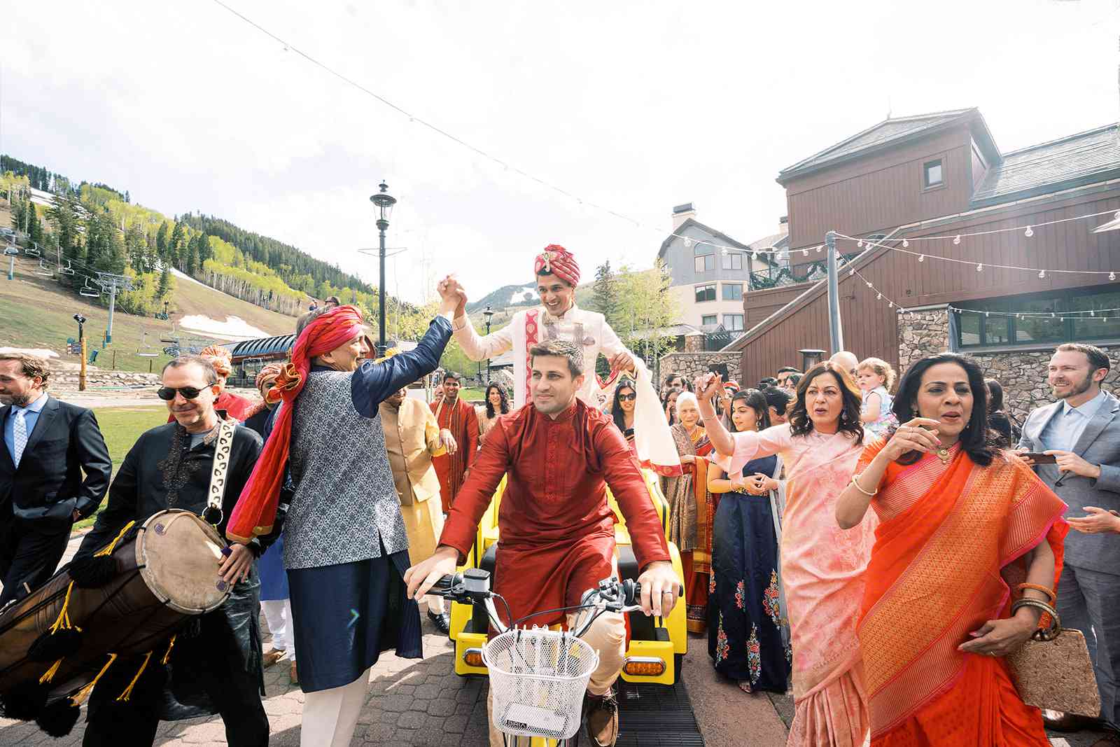 新郎骑着三轮车